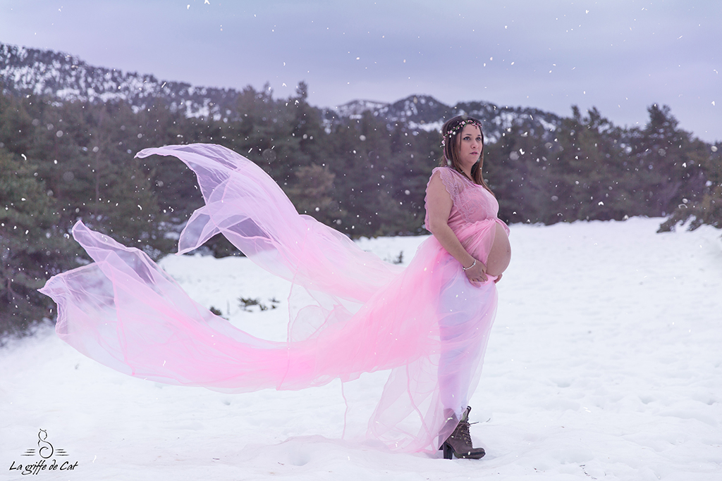 femme enceinte neige robe rose